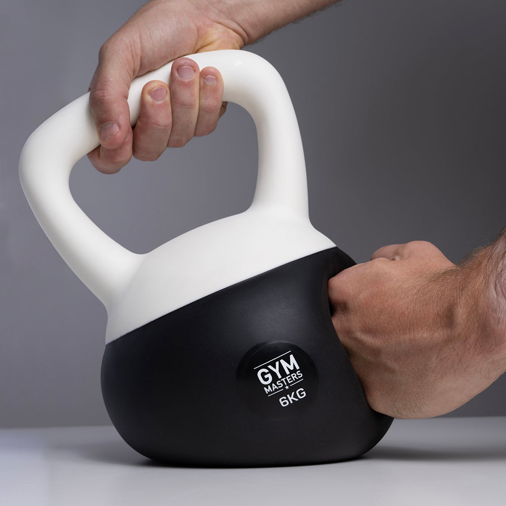 Weiches Kettlebell-Set, 7 Stück (4 kg bis 16 kg) von Gym Masters, Detailaufnahme von Hand und Kettlebell in Benutzung.